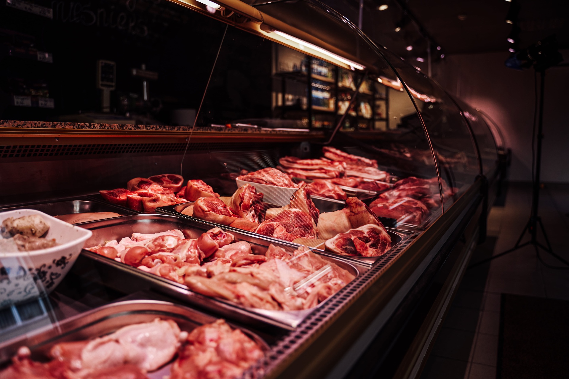 Commercial refrigeration display cabinet with fresh meat products