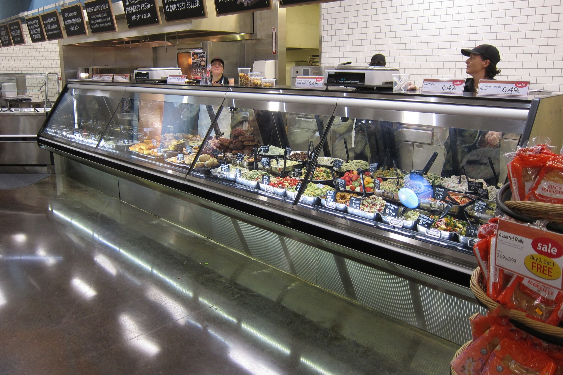 Commercial deli display cabinet with prepared foods